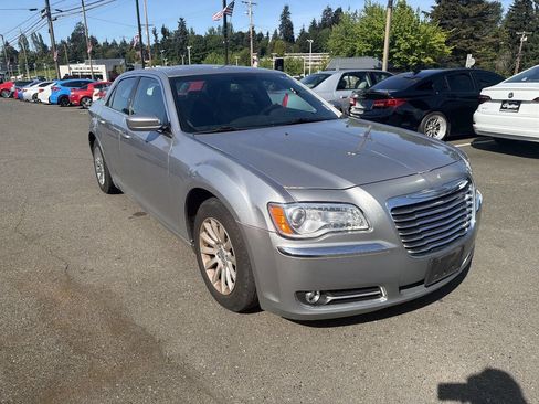 Used 2013 Chrysler 300 w/ Driver Convenience Group RWD image 6