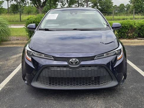 Used 2021 Toyota Corolla LE FWD image 2