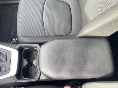 Used 2021 Toyota RAV4 LE image 8