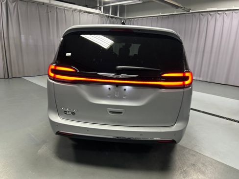New 2026 Chrysler Pacifica Select image 6