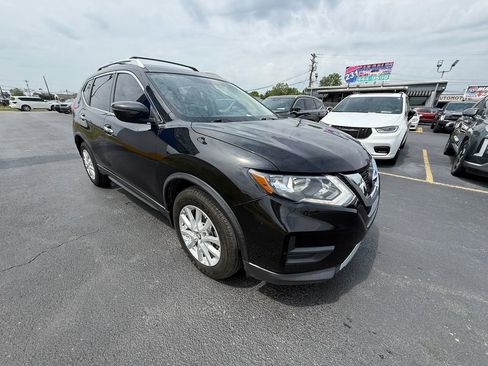 Used 2017 Nissan Rogue SV FWD image 1