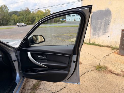 Used 2018 BMW 320i xDrive Sedan image 32