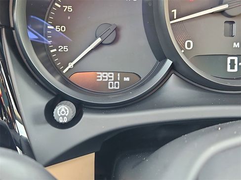 Certified 2025 Porsche Macan image 14