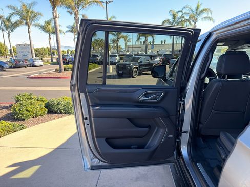 Used 2024 Chevrolet Suburban LT image 8