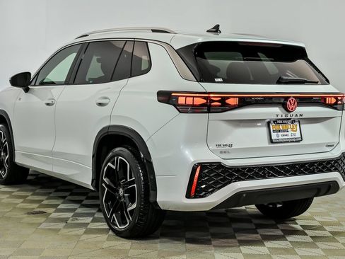 Certified 2025 Volkswagen Tiguan SEL R-Line AWD/4WD image 6
