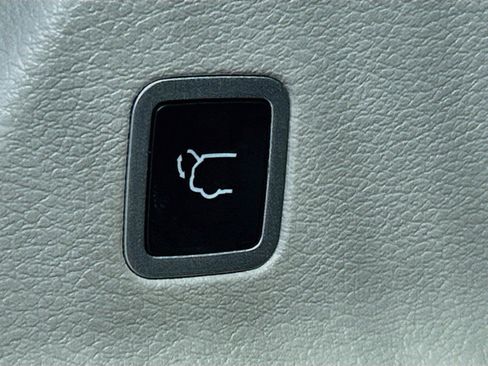 Used 2023 Chrysler Pacifica Touring-L FWD image 15