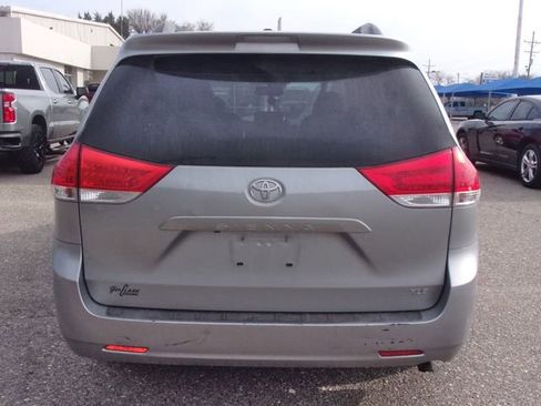 Used 2014 Toyota Sienna XLE image 6