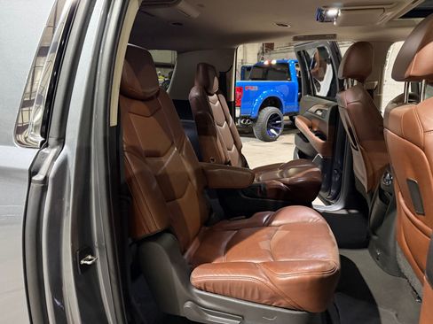 Used 2019 Cadillac Escalade ESV Premium Luxury RWD image 23