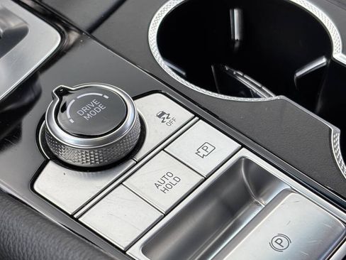 Used 2025 Genesis G70 2.5T RWD image 27