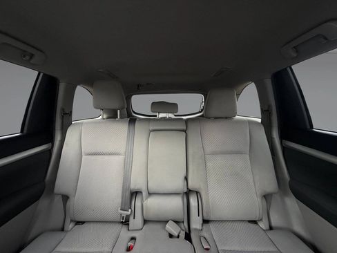 Used 2019 Toyota Highlander LE w/ Carpet Mat Package (TMS) AWD/4WD image 28