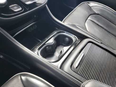 Used 2024 Chrysler Pacifica Premium image 20