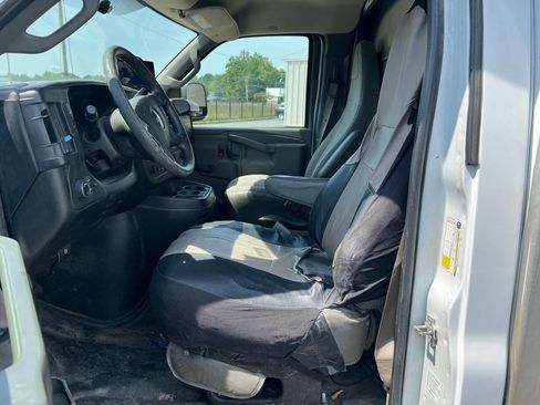 Used 2017 Chevrolet Express 3500 RWD image 13