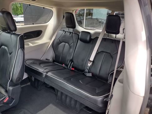 Used 2023 Chrysler Pacifica Limited FWD image 13