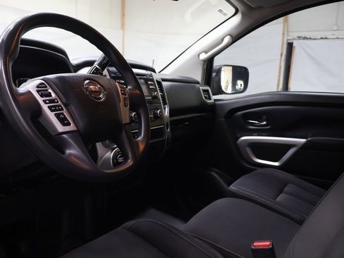 Used 2018 Nissan Titan SV image 16