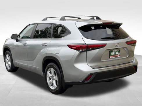 Used 2023 Toyota Highlander LE AWD/4WD image 9