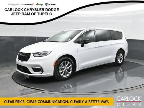 Used 2026 Chrysler Pacifica Limited FWD image 8