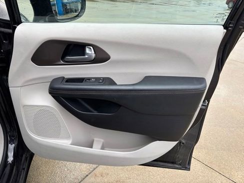 Used 2017 Chrysler Pacifica Touring-L FWD image 14