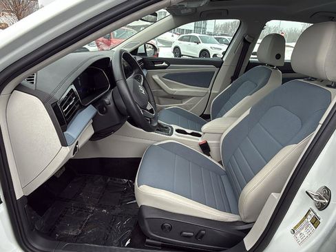 Used 2025 Volkswagen Jetta SE w/ Sunroof Package image 23