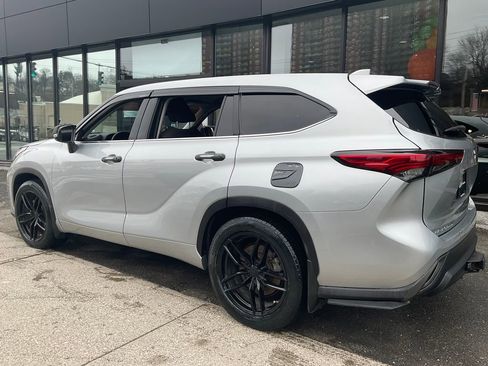 Used 2020 Toyota Highlander LE image 5