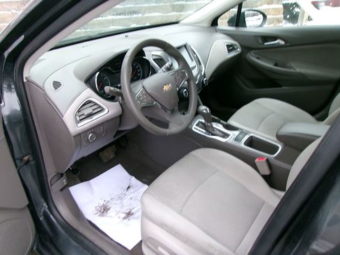 Used 2018 Chevrolet Cruze LT w/ Convenience Package image 14