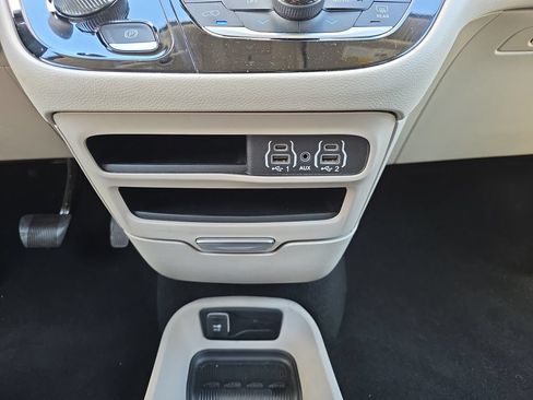 Used 2023 Chrysler Pacifica Touring-L FWD image 26