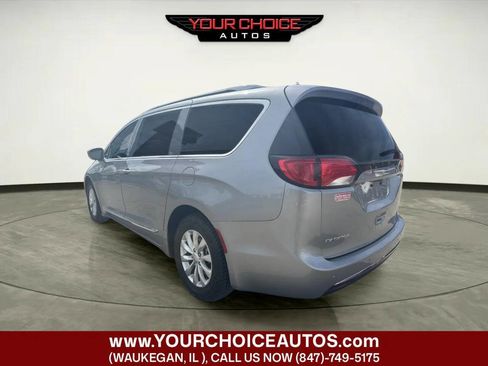 Used 2018 Chrysler Pacifica Touring-L FWD image 3