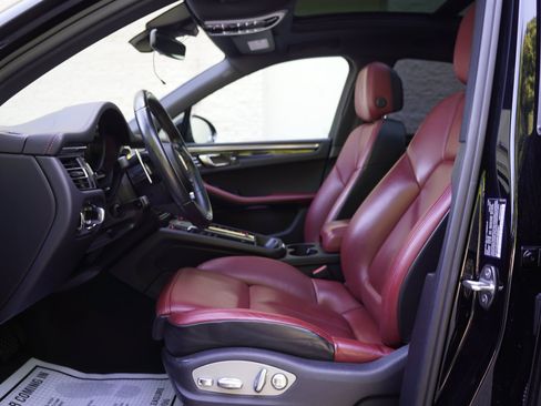Used 2024 Porsche Macan AWD/4WD image 13