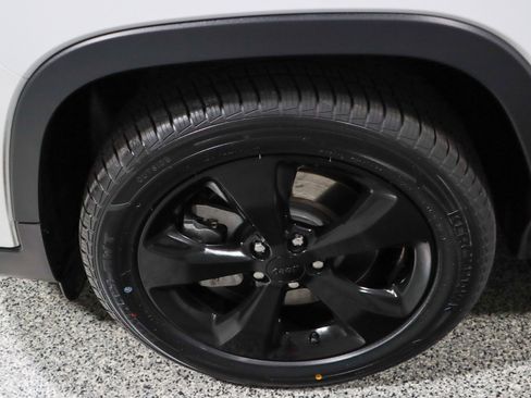 Used 2021 Jeep Cherokee Latitude Plus image 11