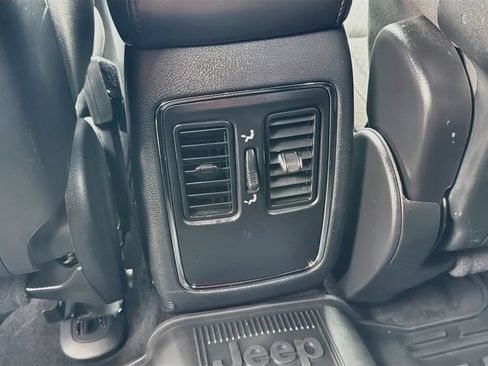 Used 2018 Jeep Grand Cherokee Laredo w/ All-Weather Capability Group AWD/4WD image 27