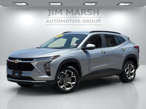 Used 2025 Chevrolet Trax LT FWD image 2