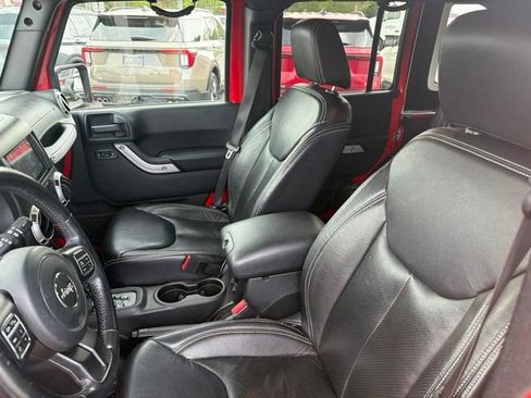 Used 2017 Jeep Wrangler Unlimited Sahara w/ Connectivity Group AWD/4WD image 8