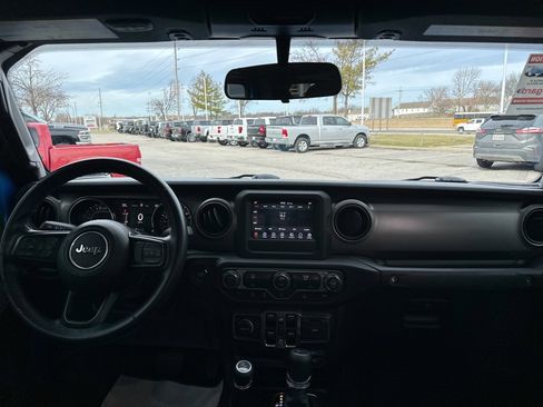 Used 2021 Jeep Gladiator Willys image 2