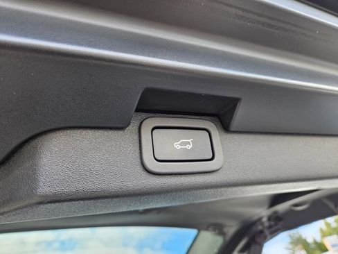 Used 2018 Land Rover Discovery HSE image 12