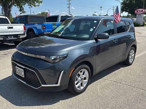 Used 2025 Kia Soul LX w/ LX Technology Package FWD image 3