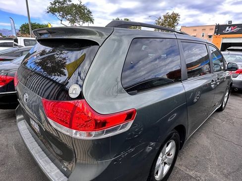 Used 2014 Toyota Sienna LE FWD image 3