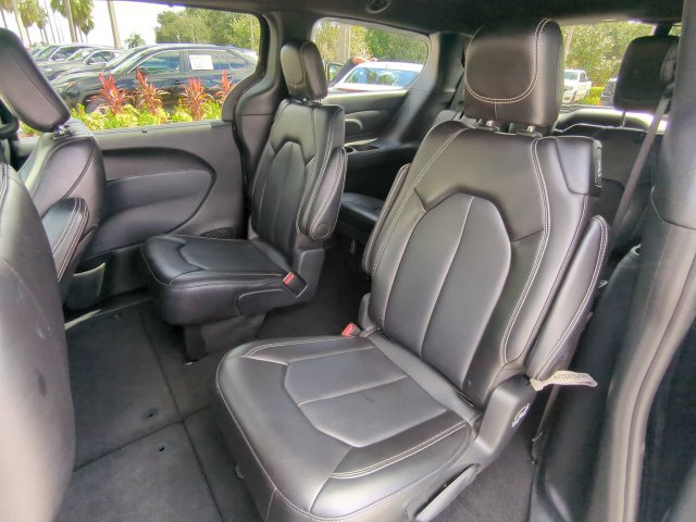 Used 2025 Chrysler Pacifica Select FWD image 17