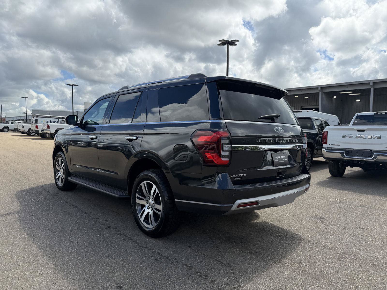Used 2024 Ford Expedition Limited RWD image 4