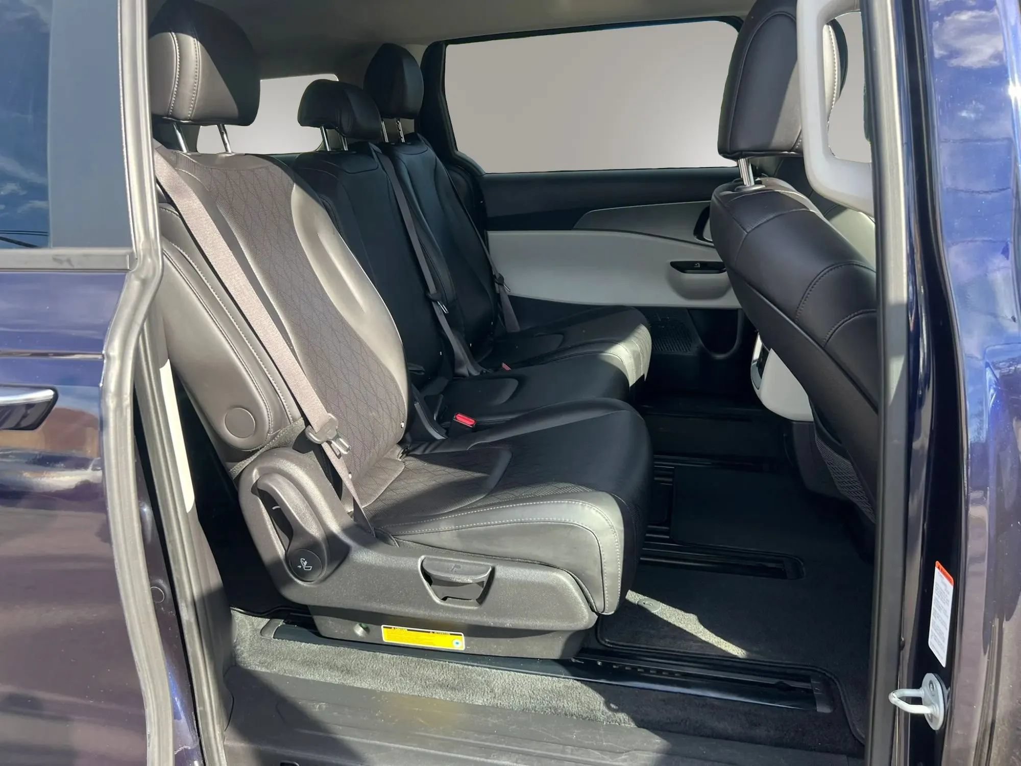 Used 2023 Kia Carnival LX FWD image 30