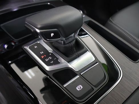 Used 2023 Audi Q5 2.0T Premium w/ Convenience Package image 4