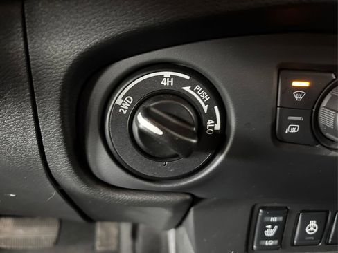 Used 2024 Nissan Frontier SV w/ SV Convenience Package image 33