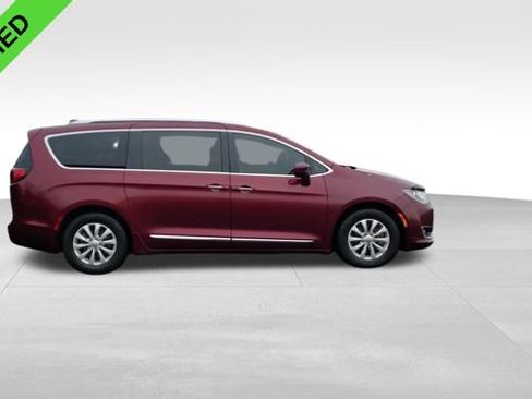 Used 2018 Chrysler Pacifica Touring-L Plus image 10