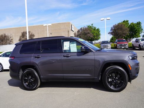 Used 2025 Jeep Grand Cherokee L Laredo image 4