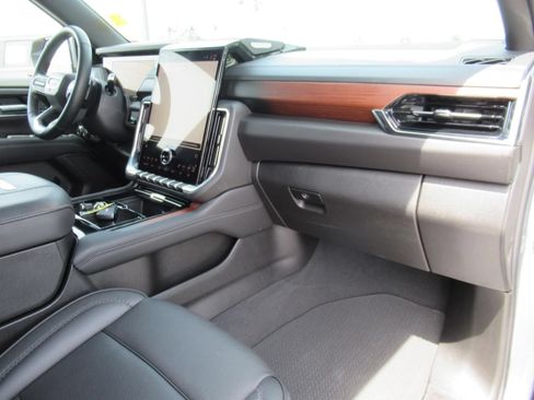 Used 2025 GMC Yukon Denali AWD/4WD image 11