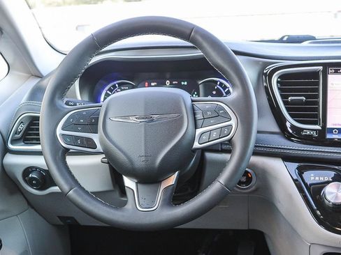 Used 2024 Chrysler Pacifica Limited FWD image 16