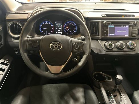 Used 2018 Toyota RAV4 LE FWD image 17