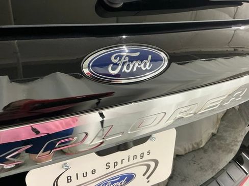 Used 2023 Ford Explorer XLT RWD image 5