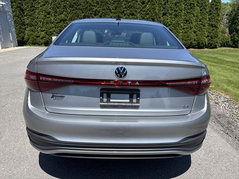 Used 2025 Volkswagen Jetta SE FWD image 4