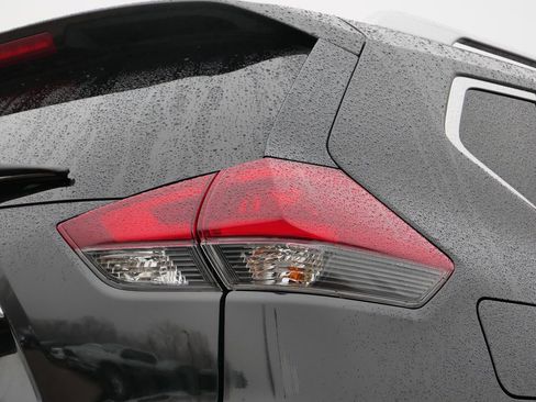 Used 2020 Nissan Rogue SV image 53