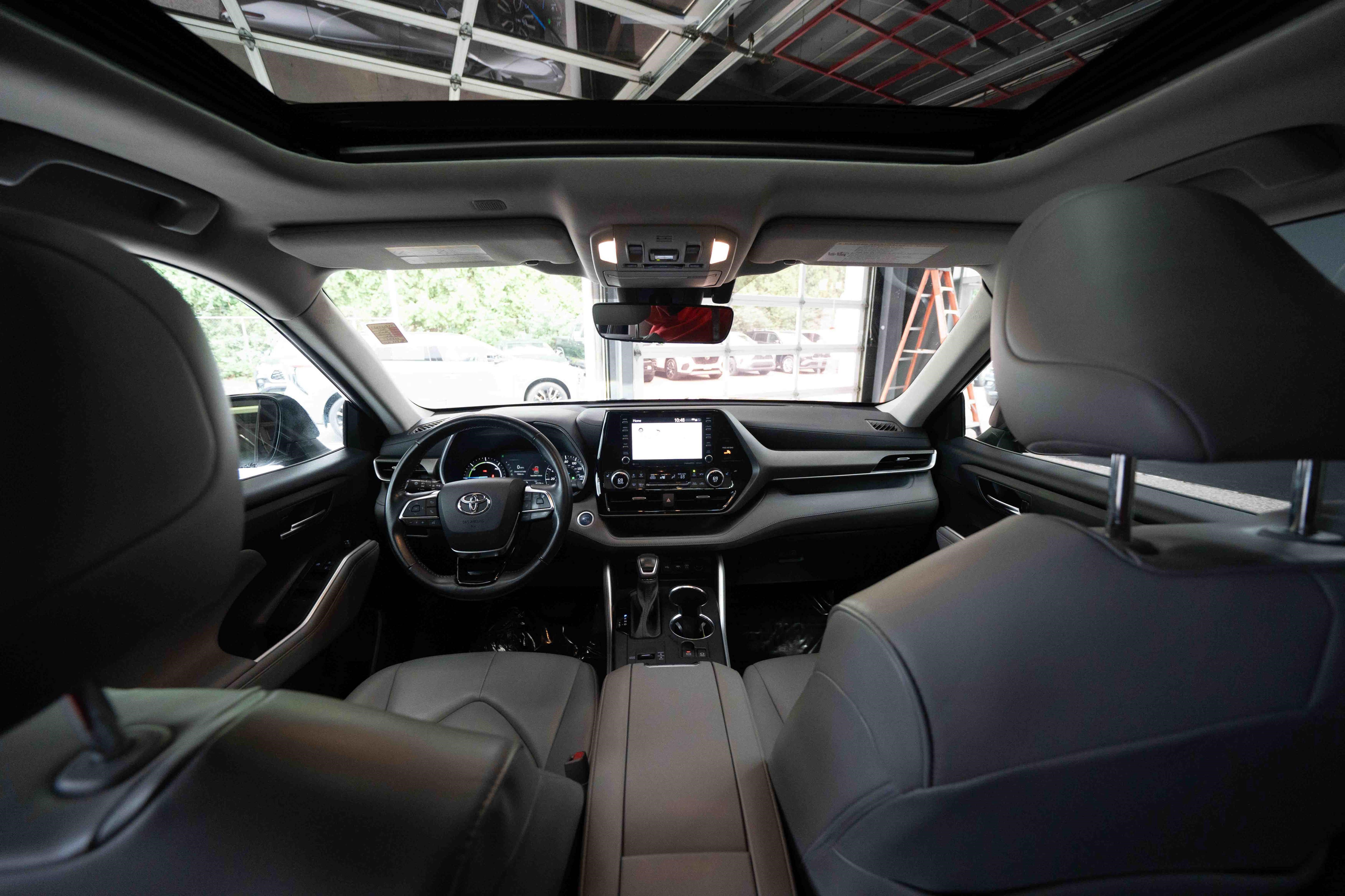 Used 2021 Toyota Highlander XLE AWD/4WD image 19