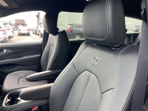 New 2026 Chrysler Pacifica Select w/ S Appearance Package image 9